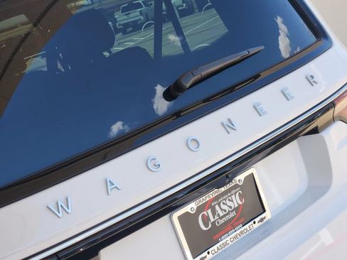 Used 2025 Jeep Wagoneer L Series II AWD/4WD image 8