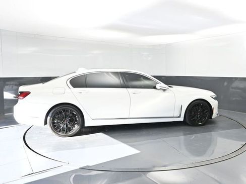 Used 2022 BMW 740i w/ Premium Package image 15
