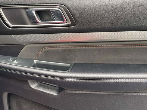 Used 2019 Ford Explorer XLT w/ Equipment Group 202A image 14