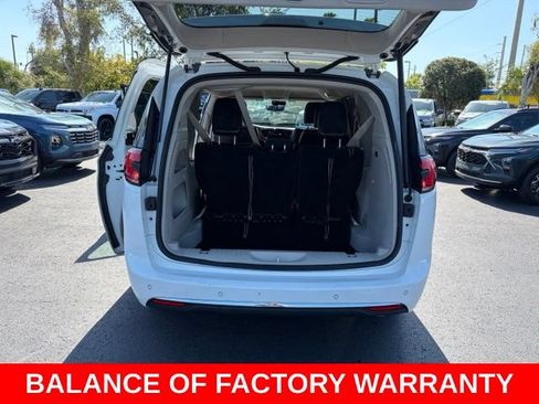 Used 2023 Chrysler Pacifica Touring-L FWD image 16