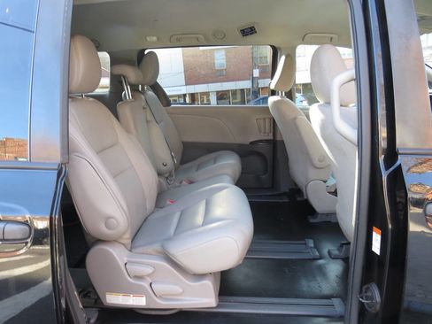 Used 2020 Toyota Sienna L image 19