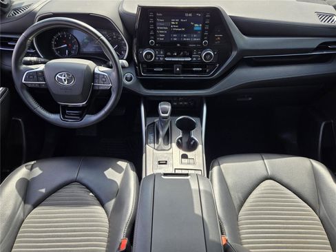 Used 2021 Toyota Highlander XSE FWD image 24