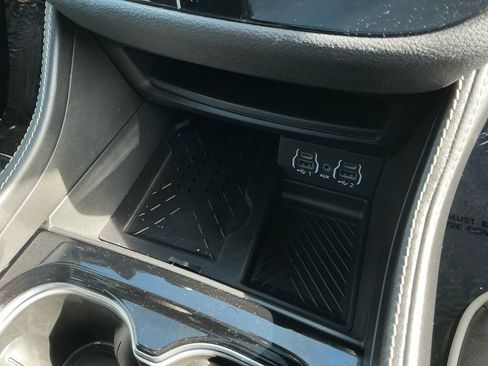 Used 2025 Chrysler Pacifica Limited image 17