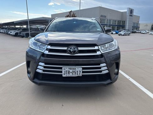 Used 2017 Toyota Highlander XLE image 3