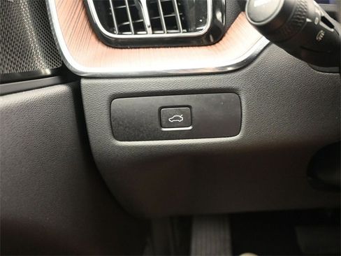 Used 2023 Volvo XC60 B6 Ultimate w/ Protection Package Premier image 29