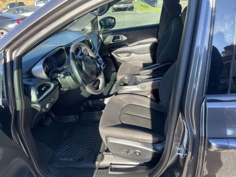 Used 2020 Chrysler Pacifica Touring w/ Advanced Safetytec Group image 17