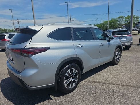 Used 2025 Toyota Highlander XLE AWD/4WD image 5