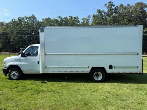Used 2022 Ford E-350 and Econoline 350 Super Duty RWD image 2