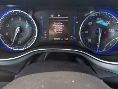 Used 2019 Chrysler Pacifica Touring-L w/ S Appearance Package FWD image 9