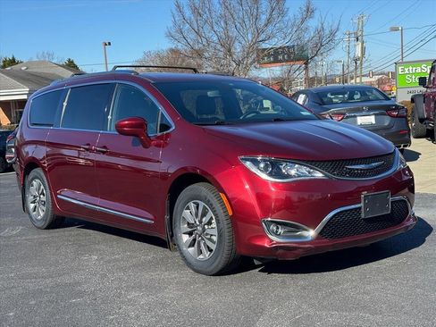 Used 2020 Chrysler Pacifica Touring-L image 1