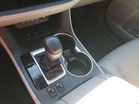 Used 2019 Toyota Highlander XLE image 25