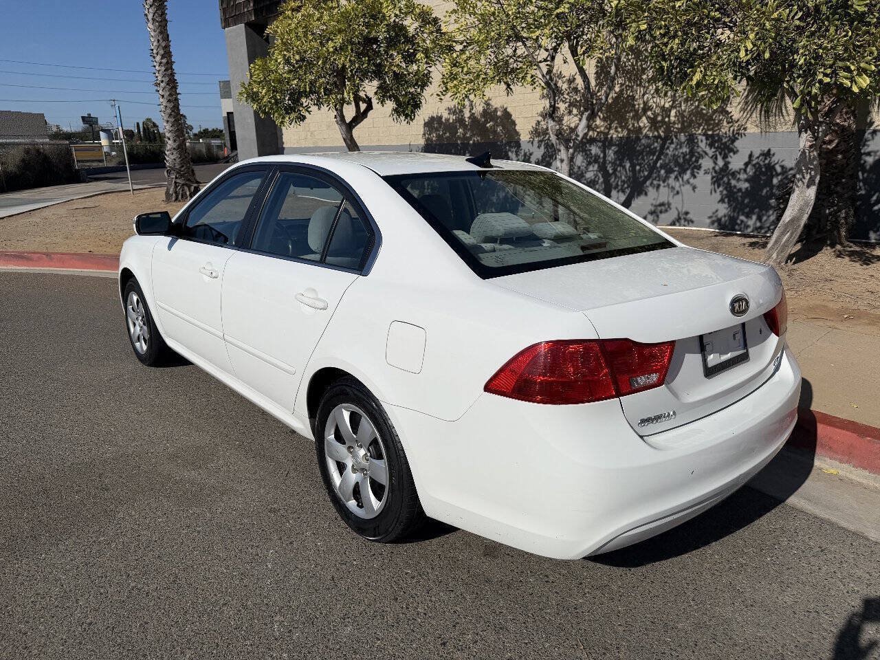 Used 2010 Kia Optima LX FWD image 2