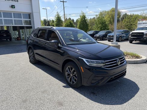 Used 2023 Volkswagen Tiguan SE FWD image 3