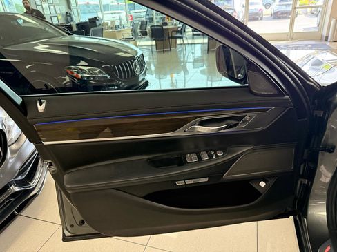 Used 2016 BMW 740i image 9