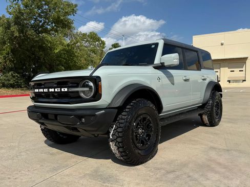 Used 2023 Ford Bronco Outer Banks w/ Sasquatch Package AWD/4WD image 2