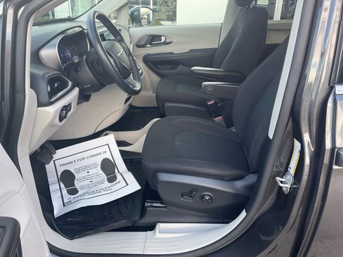 Used 2020 Chrysler Pacifica Touring w/ Cold Weather Group FWD image 5