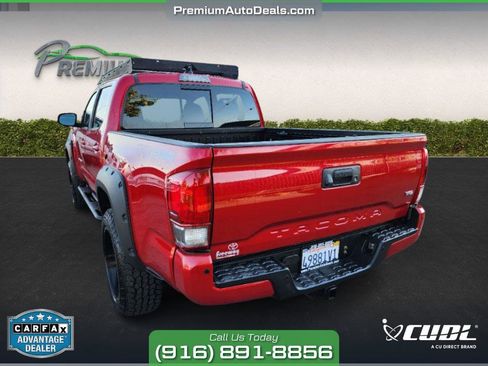 Used 2017 Toyota Tacoma TRD Off-Road image 3