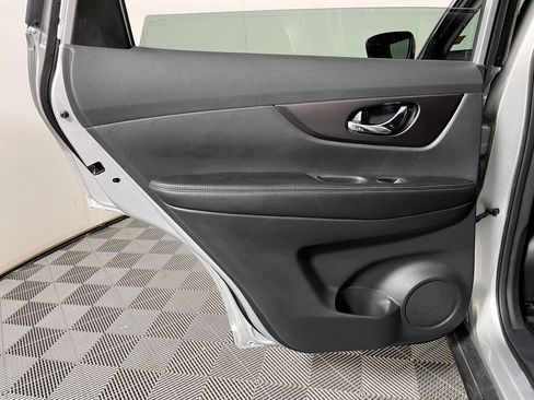 Used 2015 Nissan Rogue SV image 24