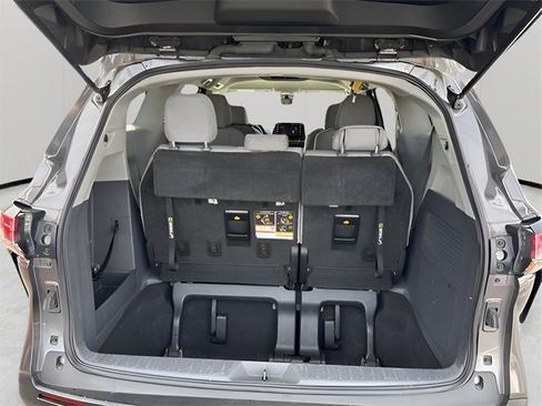 Used 2022 Toyota Sienna LE image 13