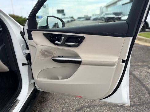 Used 2025 Mercedes-Benz GLC 300 4MATIC image 16