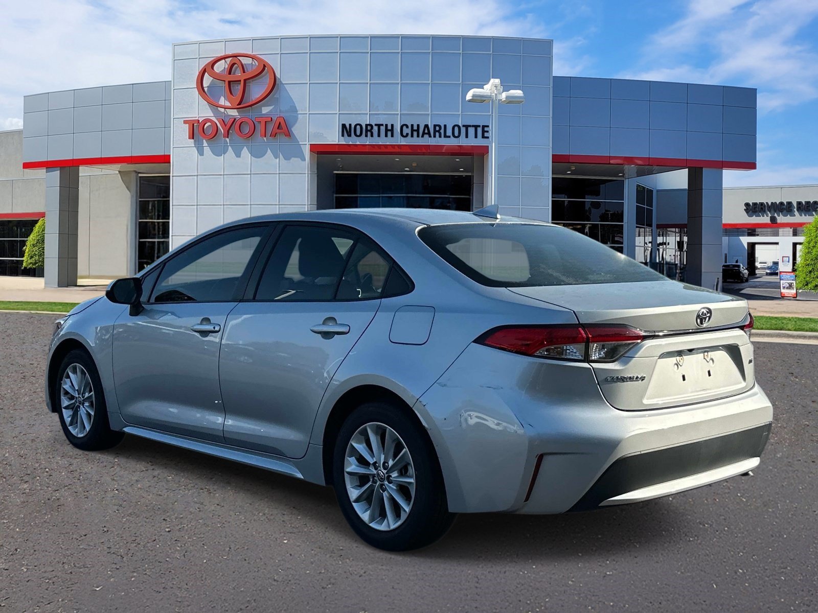 Used 2021 Toyota Corolla LE w/ LE Convenience Package FWD image 4