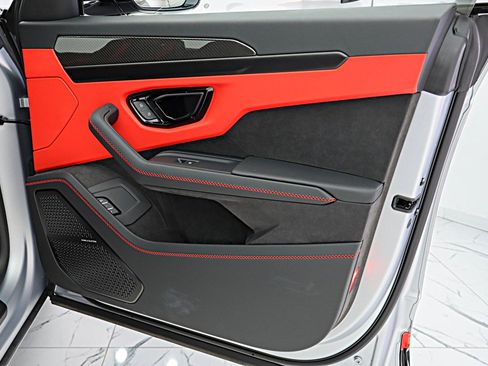 Used 2025 Lamborghini Urus SE AWD/4WD image 45