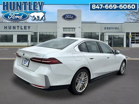 Used 2025 BMW 530i xDrive w/ Premium Package AWD/4WD image 4