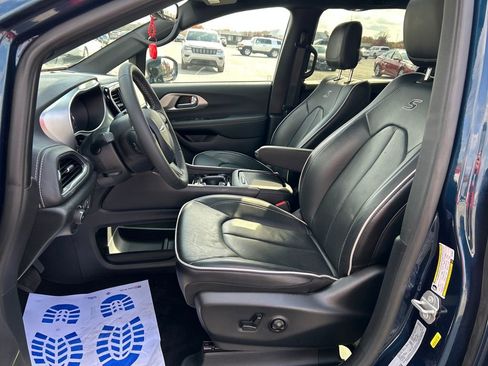 Used 2025 Chrysler Pacifica Limited image 9