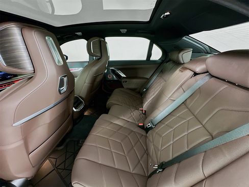 Used 2025 BMW 760i xDrive w/ Executive Package image 26