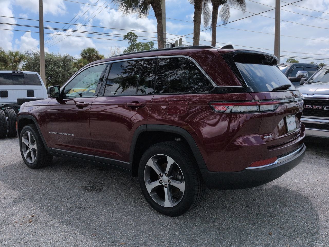 Used 2024 Jeep Grand Cherokee Limited w/ Luxury Tech Group II AWD/4WD image 7