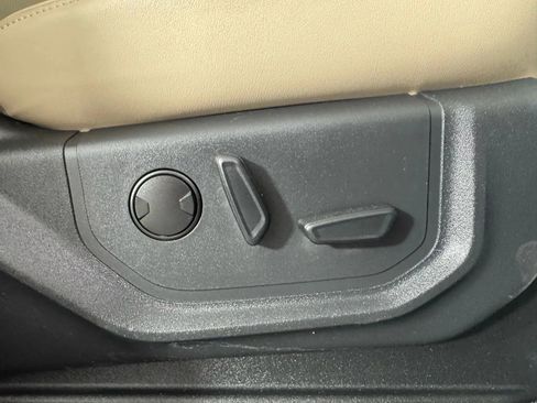 Used 2023 Ford Expedition XLT image 40