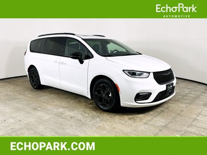 Used 2025 Chrysler Pacifica Premium
