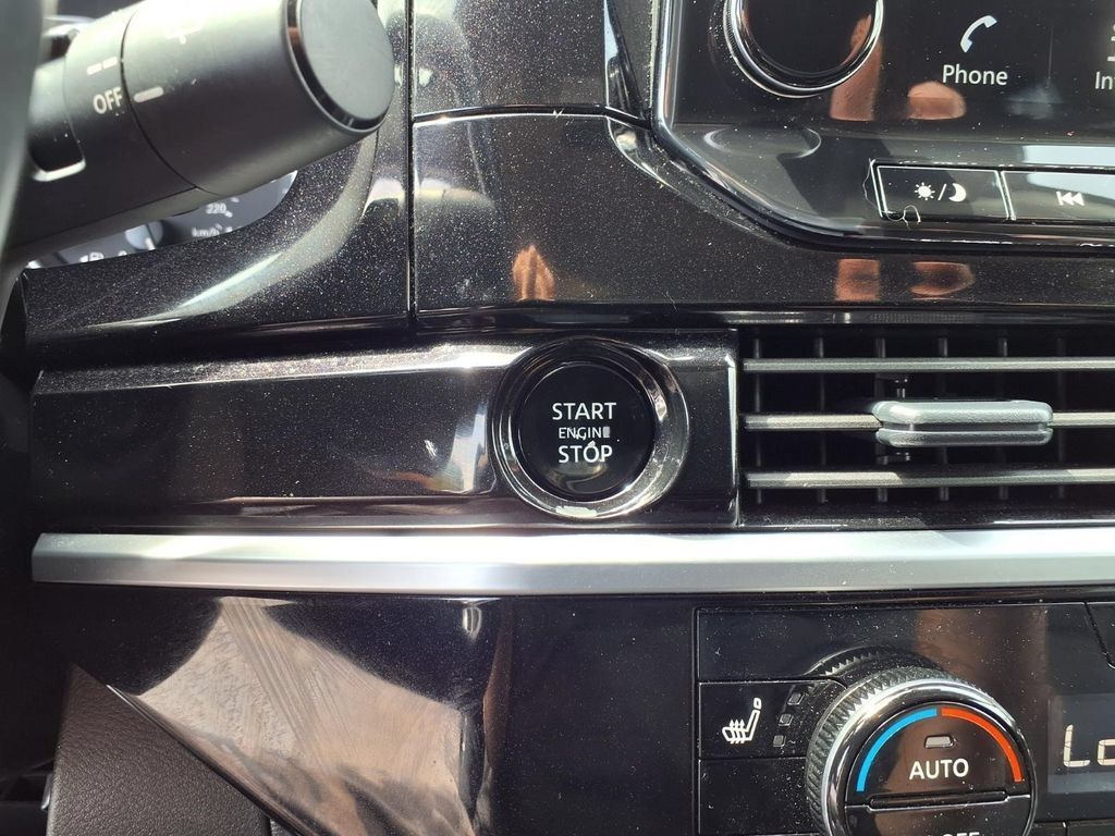 Used 2025 Nissan Pathfinder SL FWD image 10