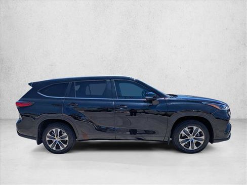Certified 2023 Toyota Highlander XLE AWD/4WD image 4