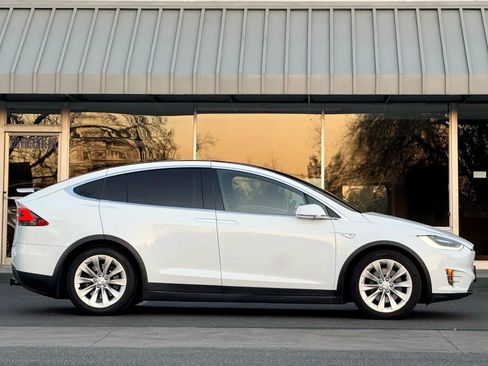 Used 2016 Tesla Model X 75D image 5