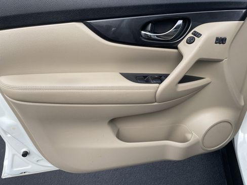 Used 2018 Nissan Rogue SV w/ Premium Package image 20