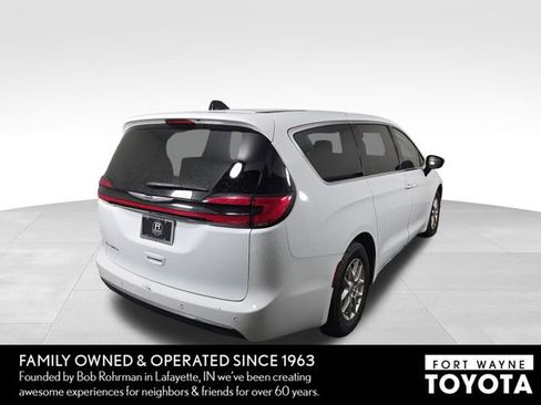 Used 2024 Chrysler Pacifica Touring-L FWD image 7
