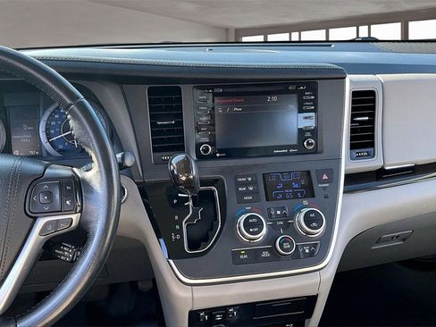 Used 2020 Toyota Sienna XLE Premium image 6