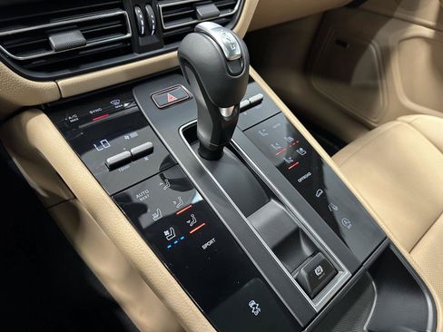 Certified 2026 Porsche Macan AWD/4WD image 31