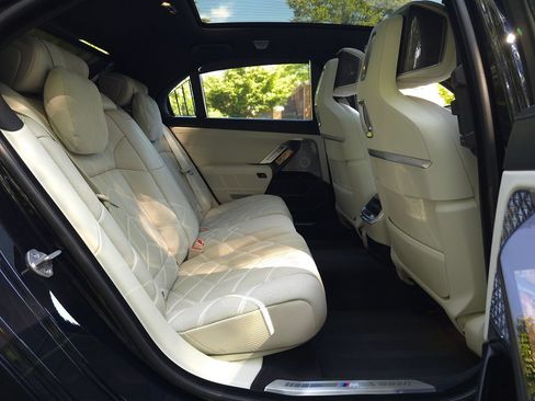Used 2023 BMW i7 xDrive60 AWD/4WD image 20