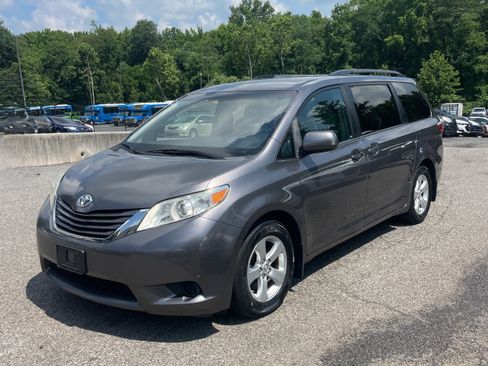 Used 2017 Toyota Sienna LE FWD image 1