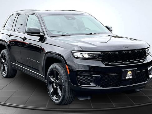 Used 2023 Jeep Grand Cherokee Altitude AWD/4WD image 22