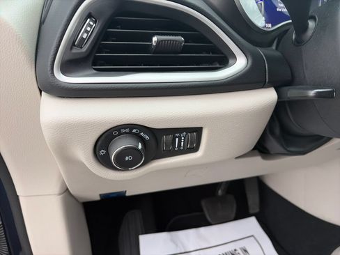 Used 2023 Chrysler Pacifica Touring-L FWD image 19