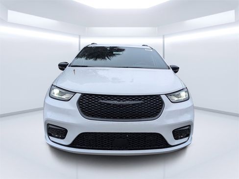 New 2026 Chrysler Pacifica Select w/ S Appearance Package image 8