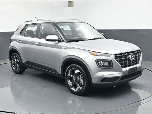 Used 2025 Hyundai Venue SEL FWD image 2