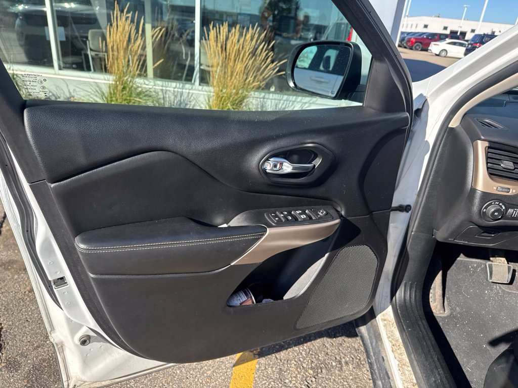 Used 2017 Jeep Cherokee Limited AWD/4WD image 12
