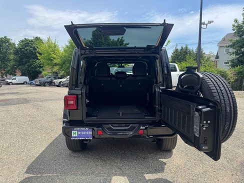 Used 2022 Jeep Wrangler Unlimited Sahara AWD/4WD image 4