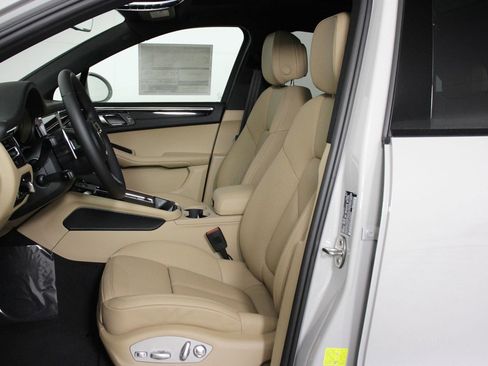 New 2026 Porsche Macan image 5