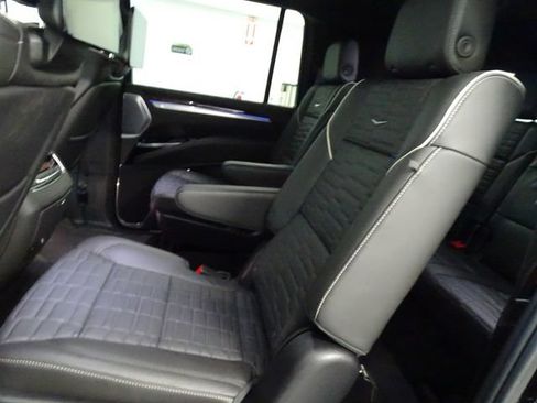 Used 2025 Cadillac Escalade ESV Sport Platinum AWD/4WD image 4