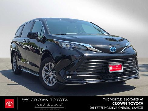 Certified 2025 Toyota Sienna XLE FWD image 1
